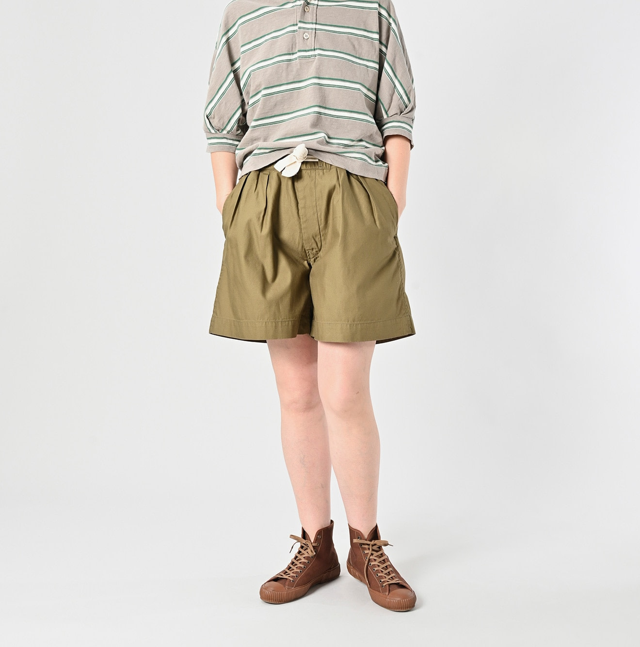 Thin Back Satin Easy Short Pants Antique Female Model