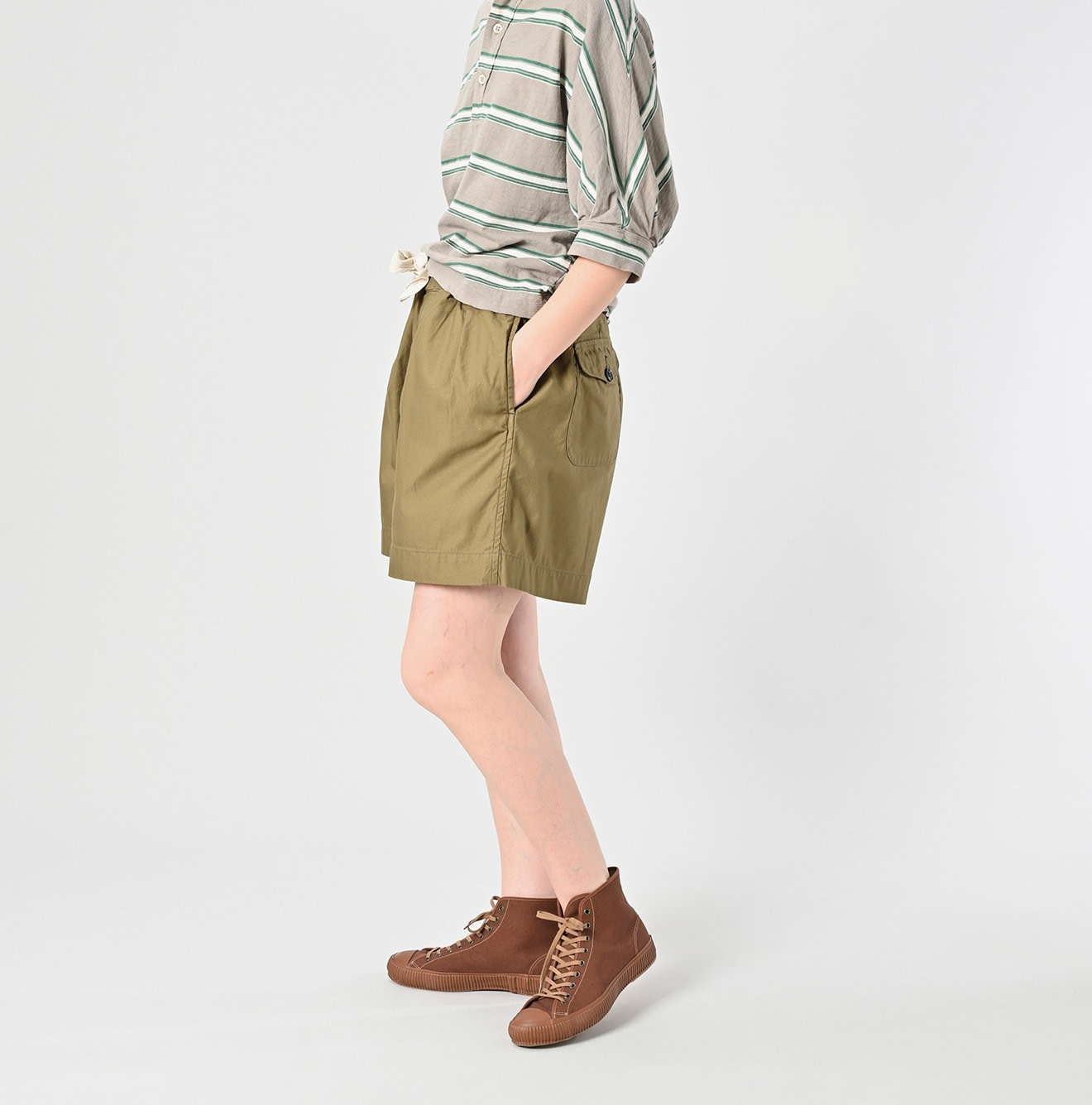 Thin Back Satin Easy Short Pants Antique Female Model