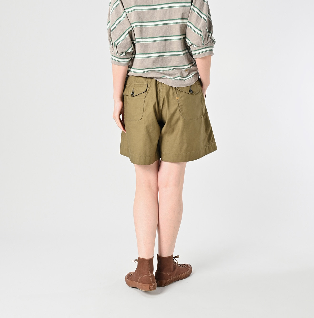 Thin Back Satin Easy Short Pants Antique Female Model