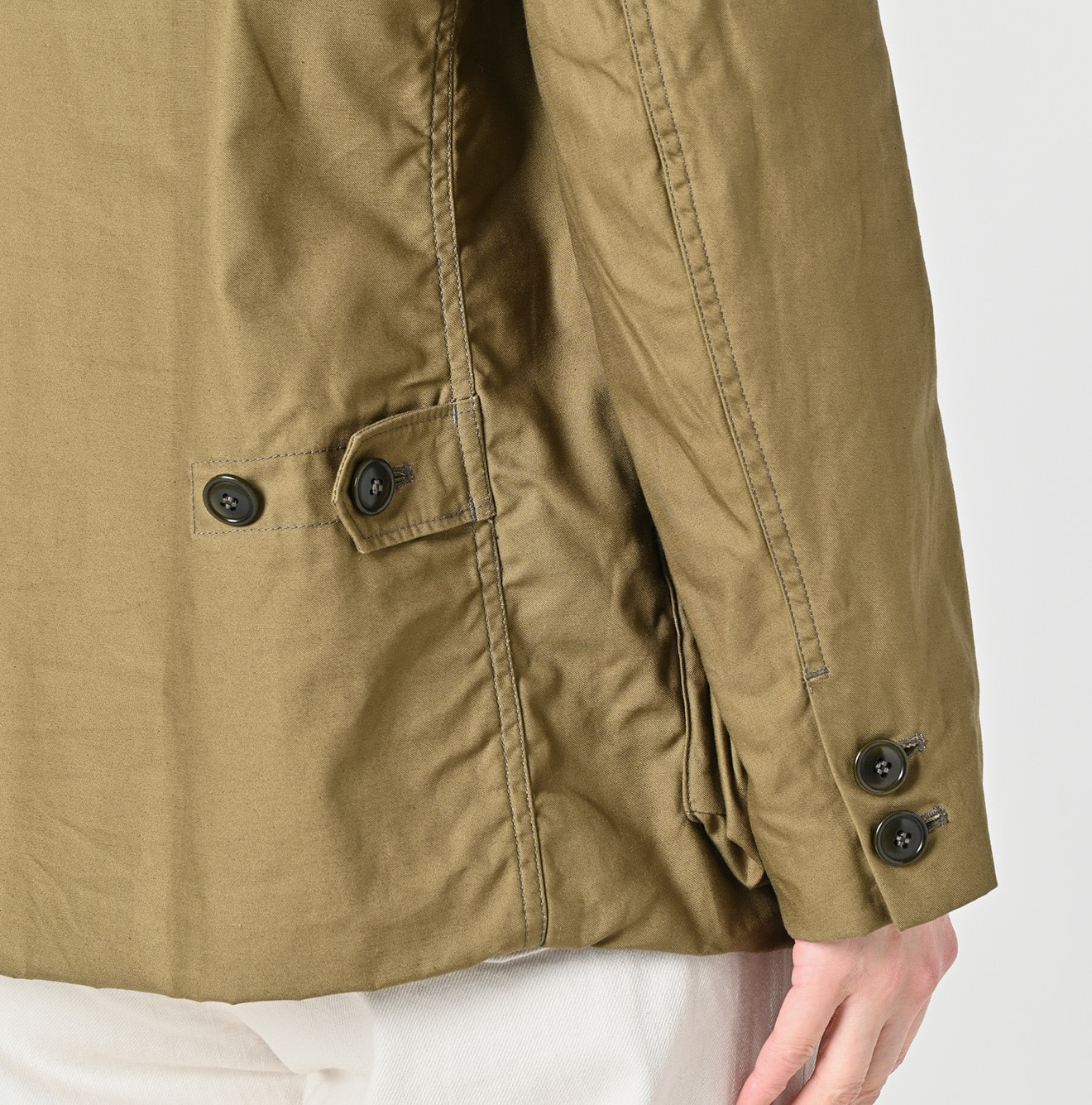 Thin Back Satin 908 Jacketer Detail