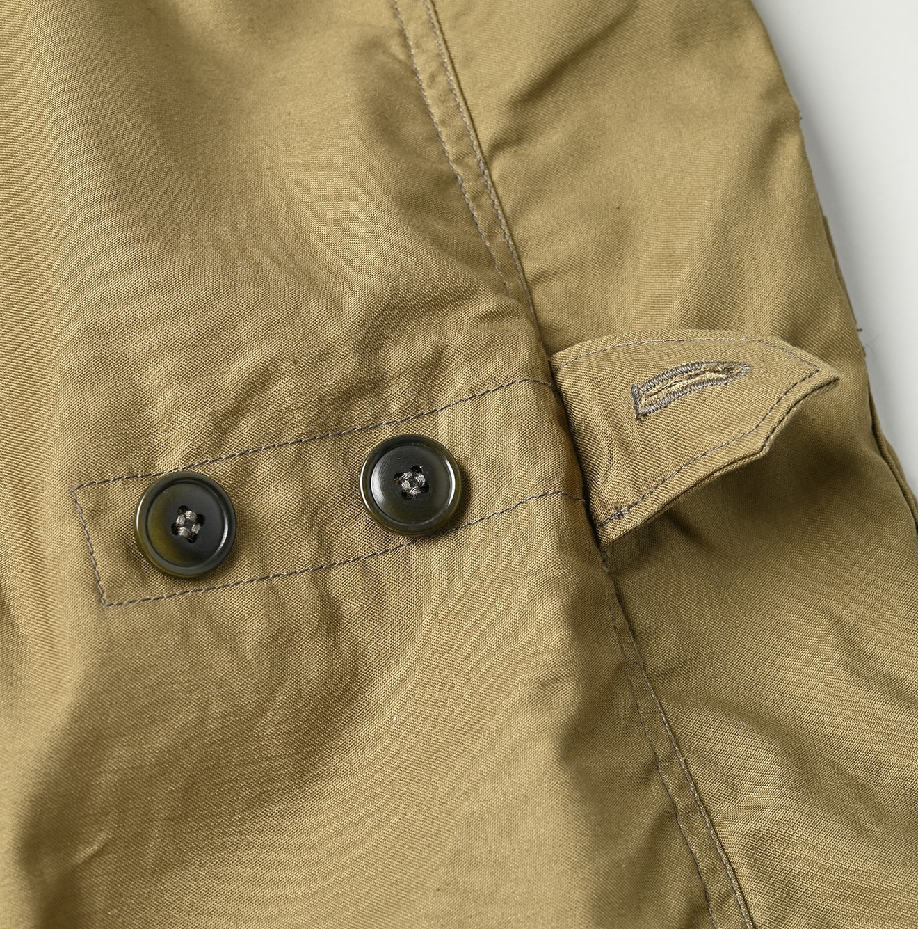 Thin Back Satin 908 Jacketer Detail