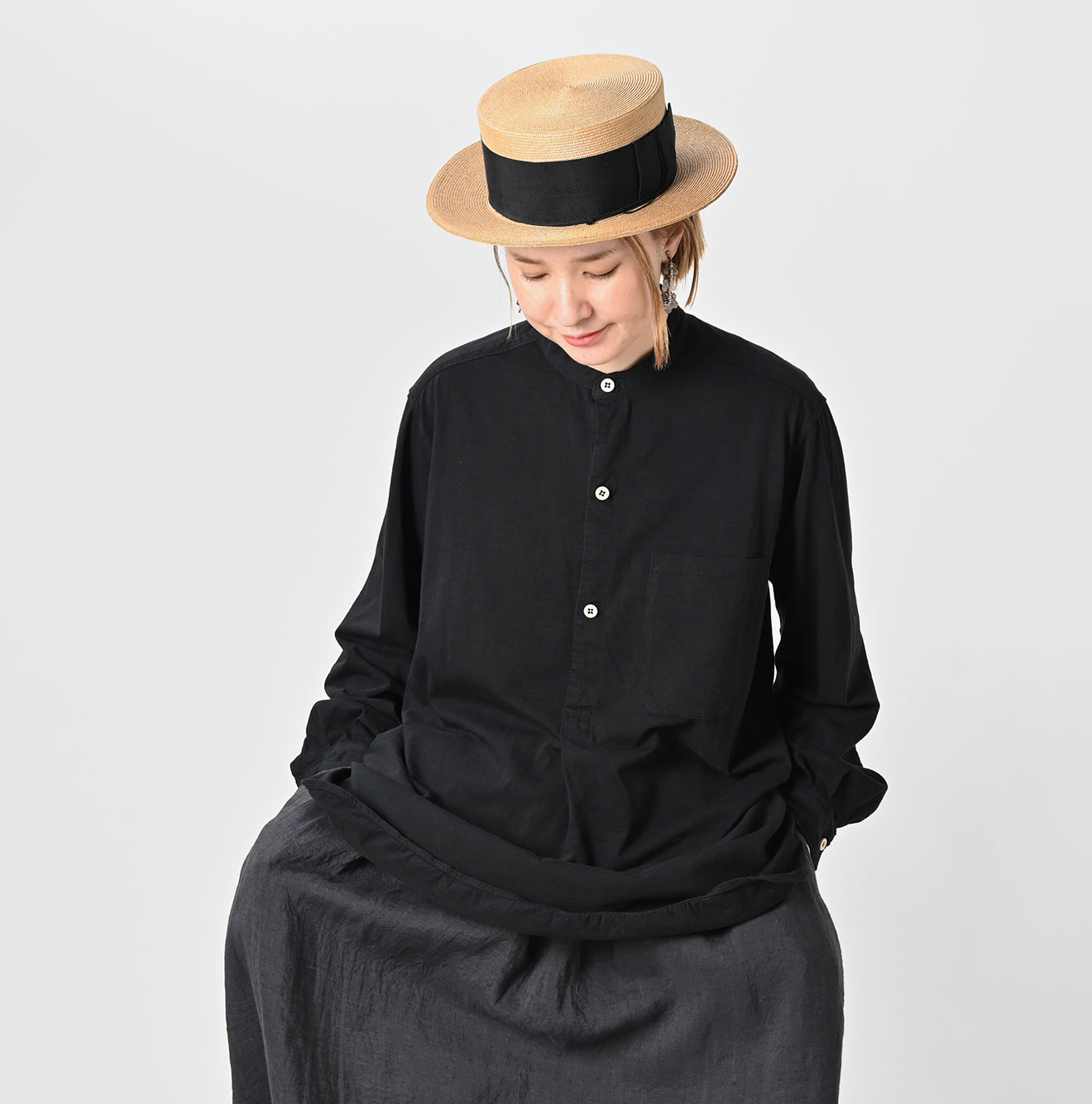 Supima Tenjiku 908 Grandpa Pull Shirt Female Model