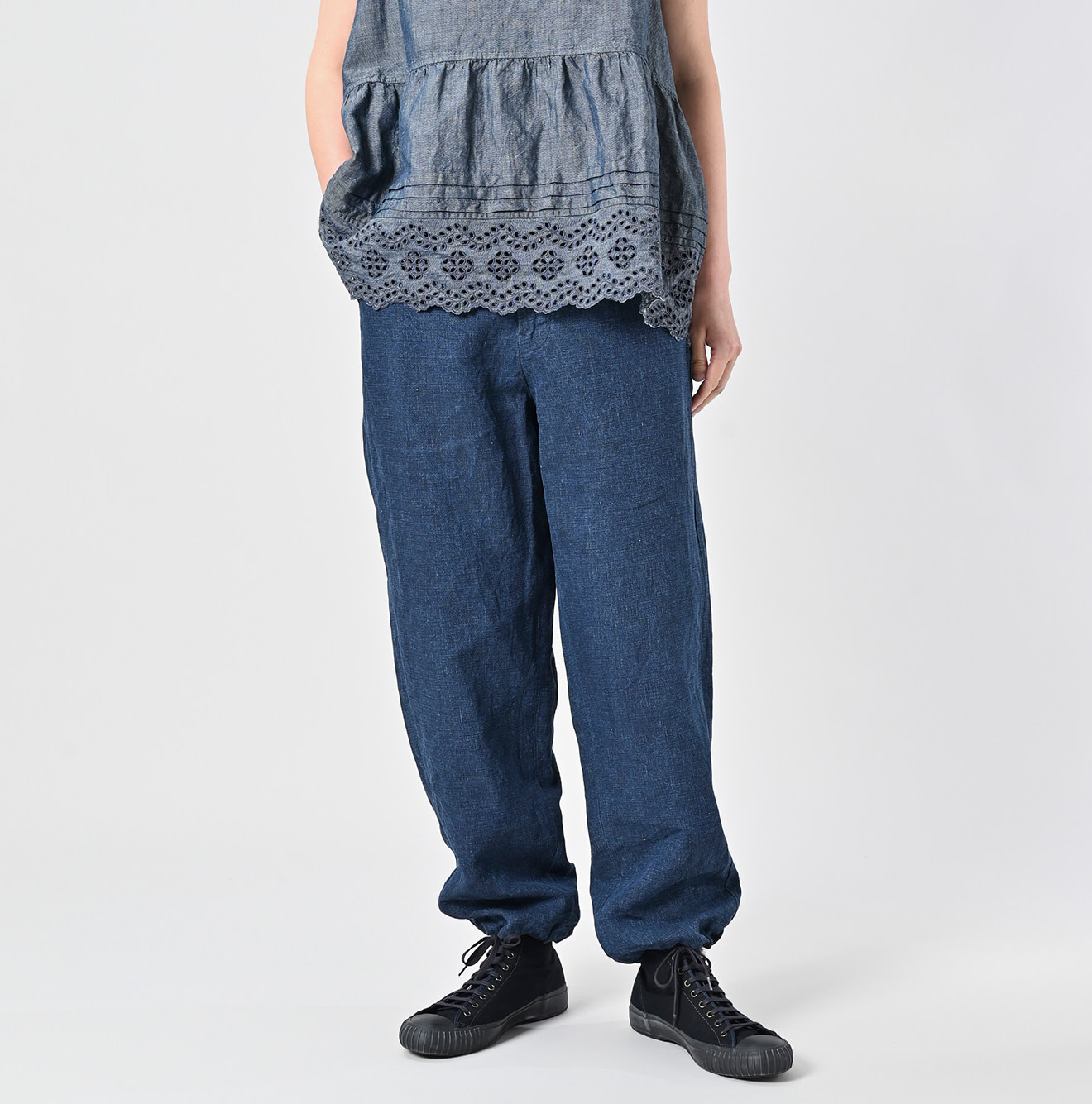 Indigo Linen Cloth 908 Nîmes Pants Female Model