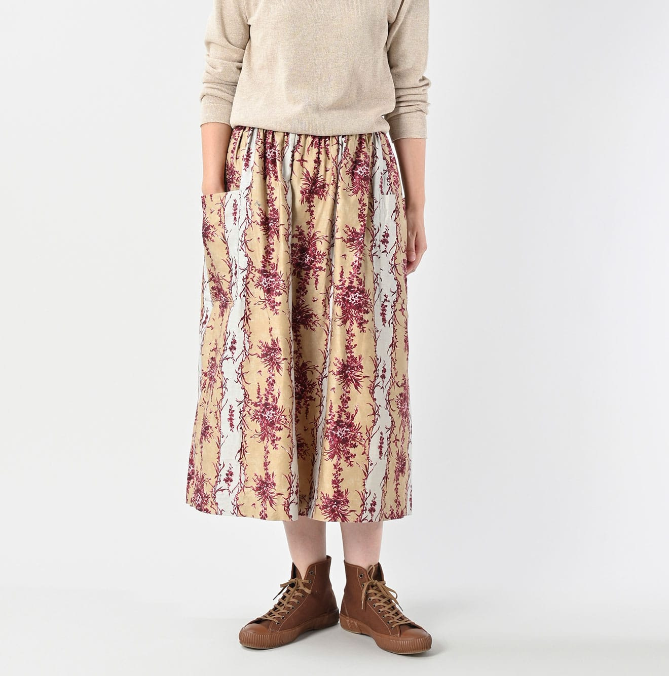 Chandelier Flower Print Puff Apron Skirt Female Model