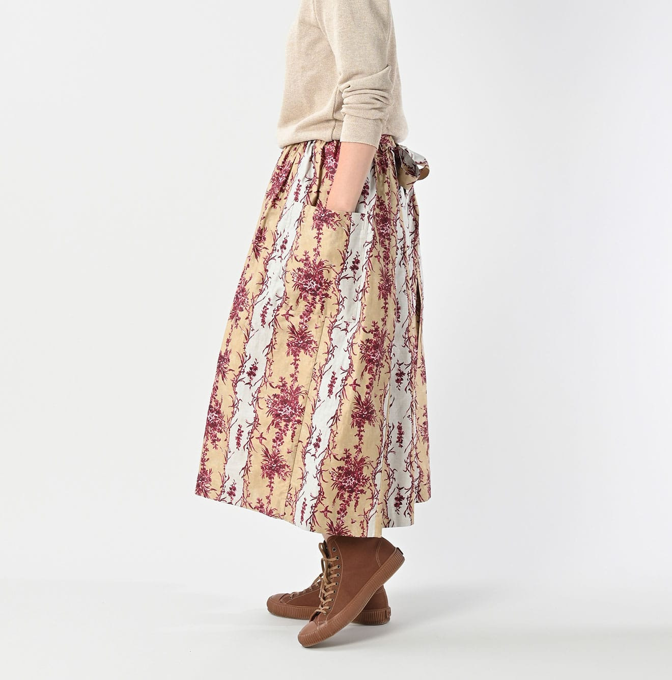 Chandelier Flower Print Puff Apron Skirt Female Model