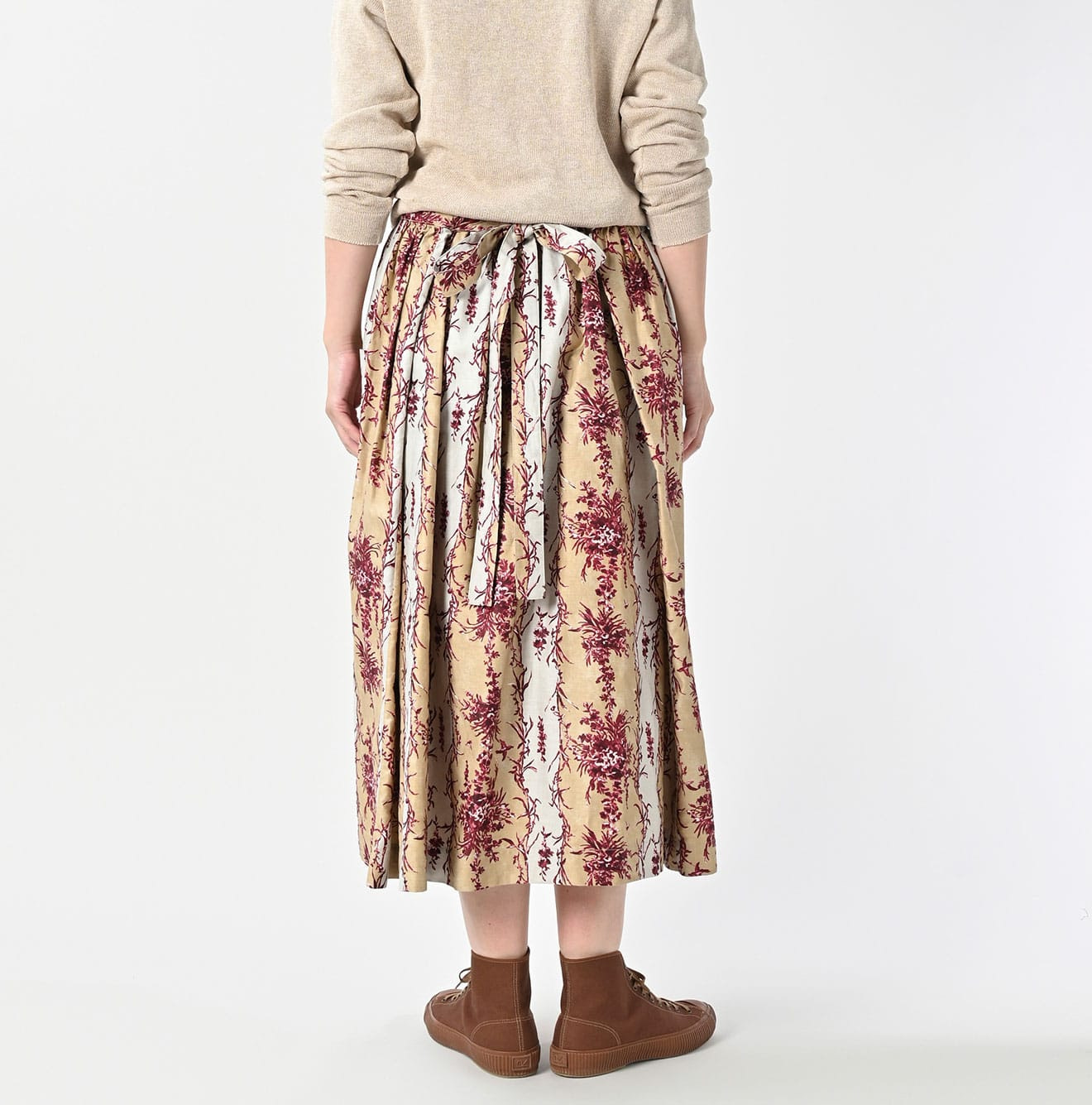 Chandelier Flower Print Puff Apron Skirt Female Model