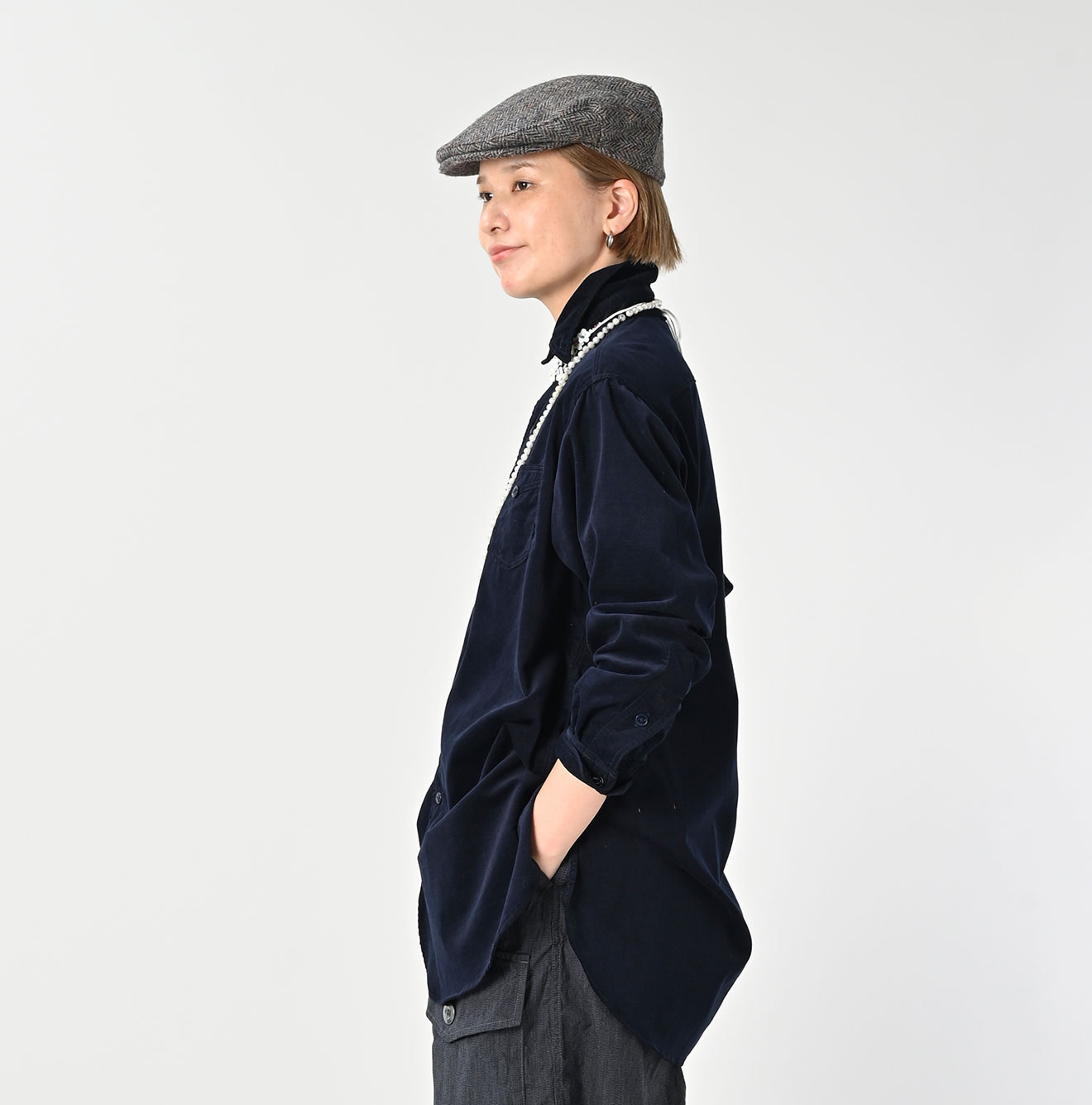 Pin Corduroy 908 Gatcha-Pocket Shirt Female Model