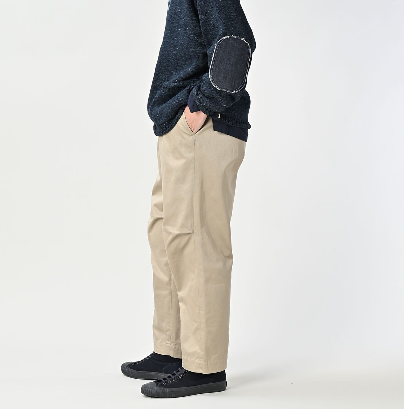 Double Thread 908 Chi-rgo Pants Female Model