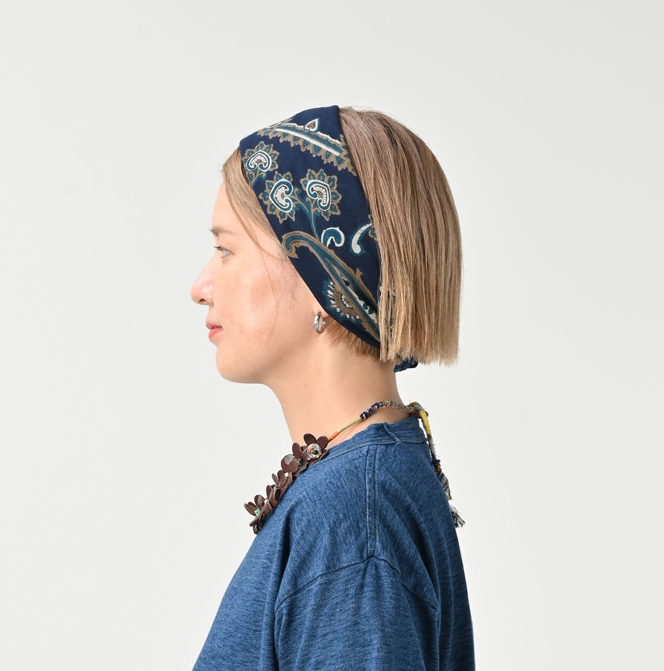 Gauze Paisley Sarasa Bandana Female Model
