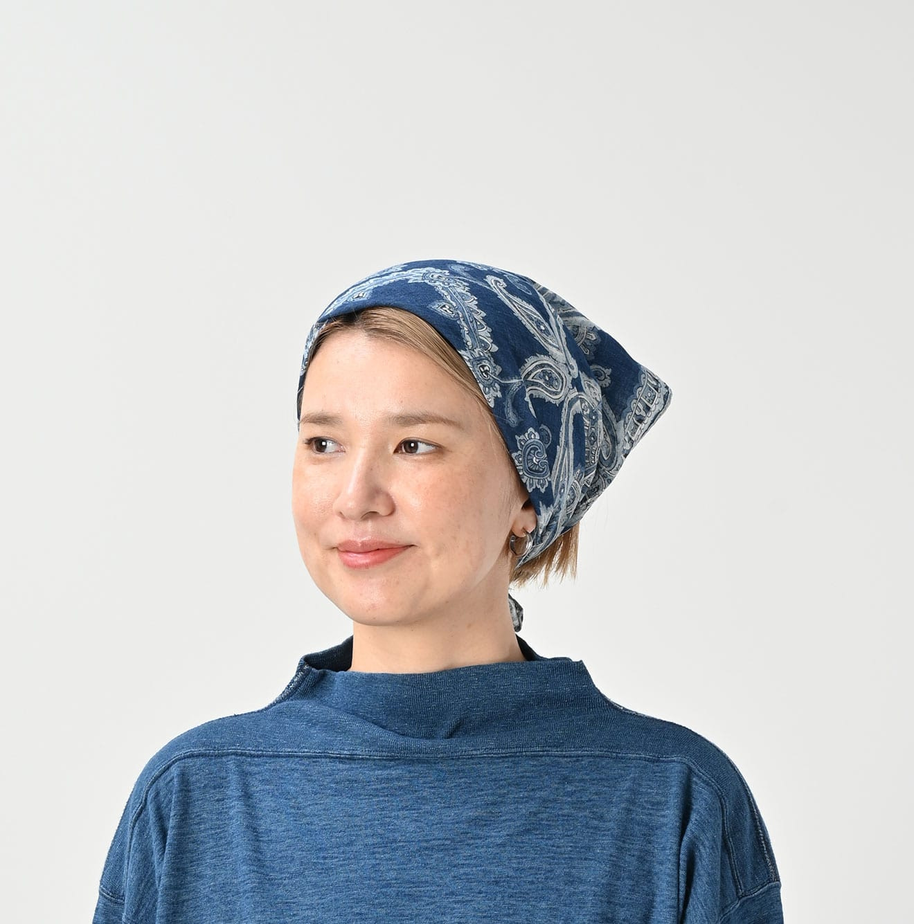 Indigo Gauze Paisley Sarasa Bandana Female Model