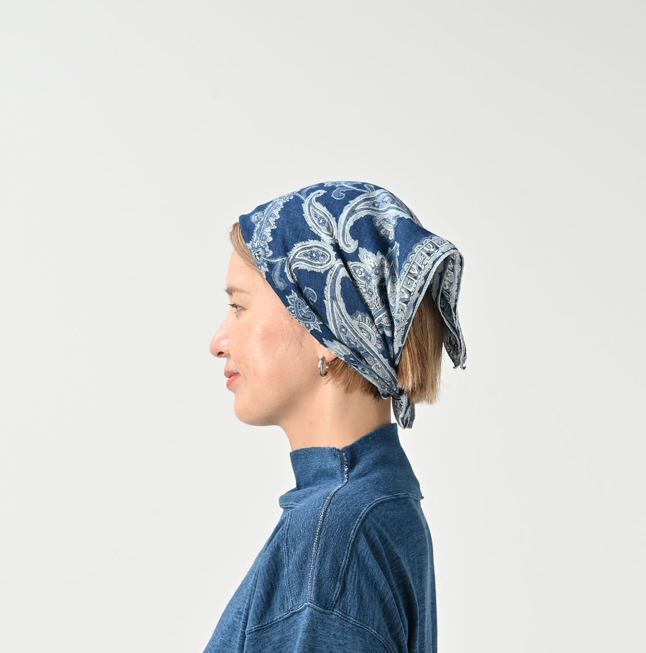 Indigo Gauze Paisley Sarasa Bandana Female Model