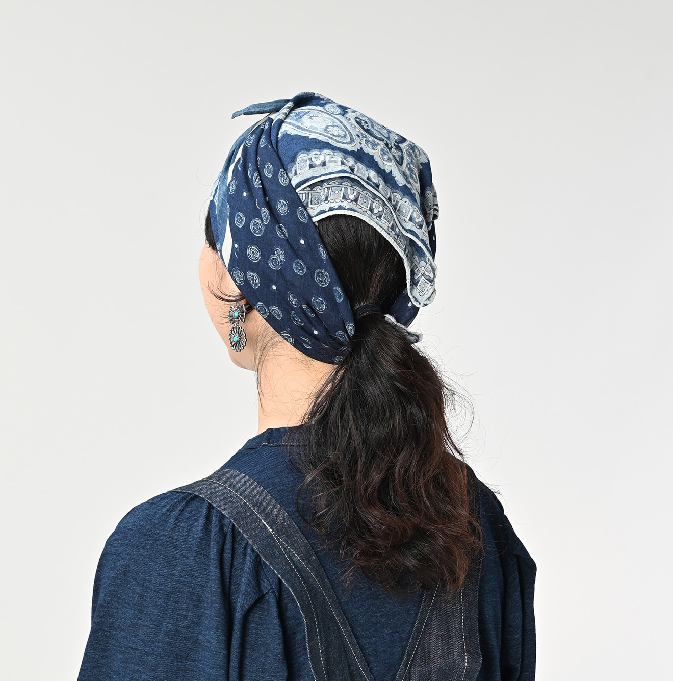 Indigo Gauze Paisley Sarasa Bandana Female Model