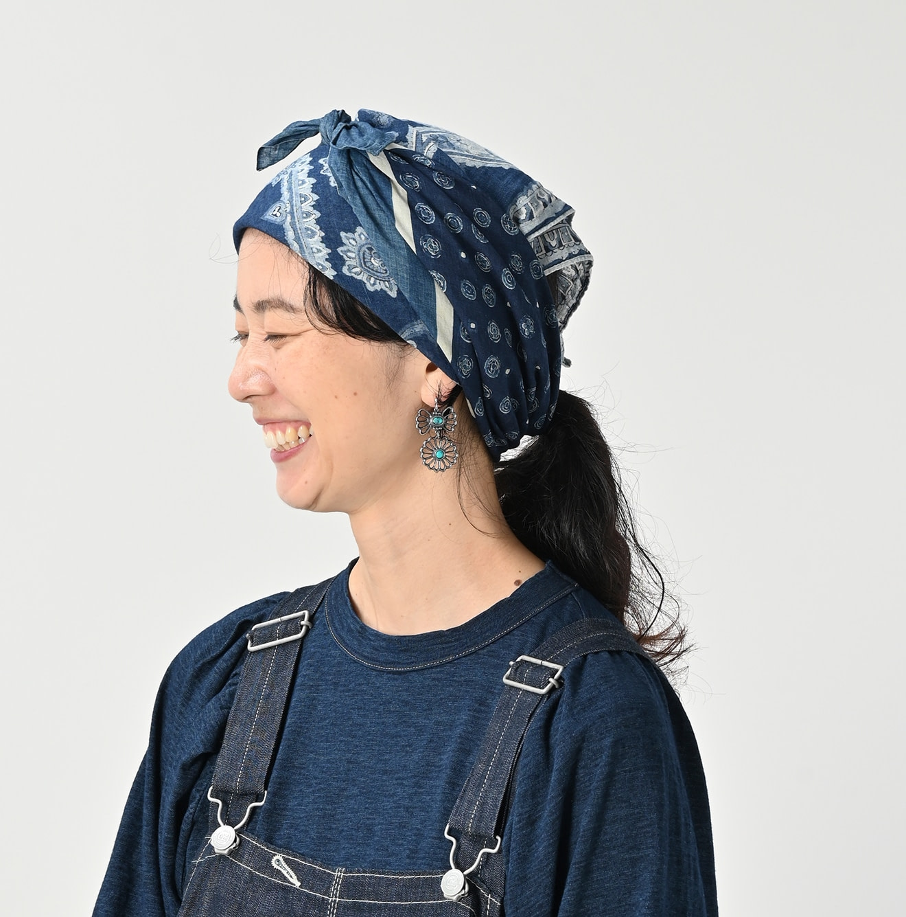 Indigo Gauze Paisley Sarasa Bandana Female Model