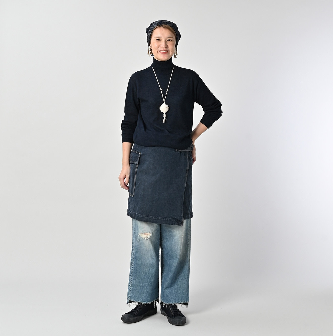 Indigo Whole Super Gauze 908 Turtle Neck Female Model