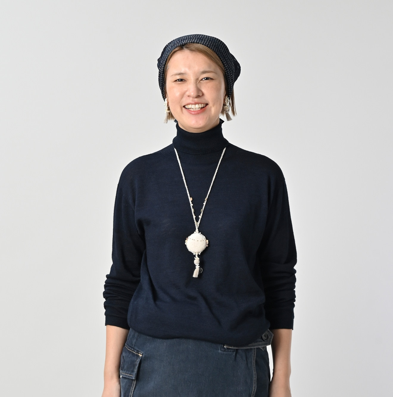 Indigo Whole Super Gauze 908 Turtle Neck Female Model