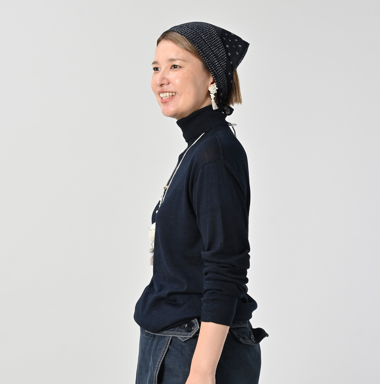 Indigo Whole Super Gauze 908 Turtle Neck Female Model