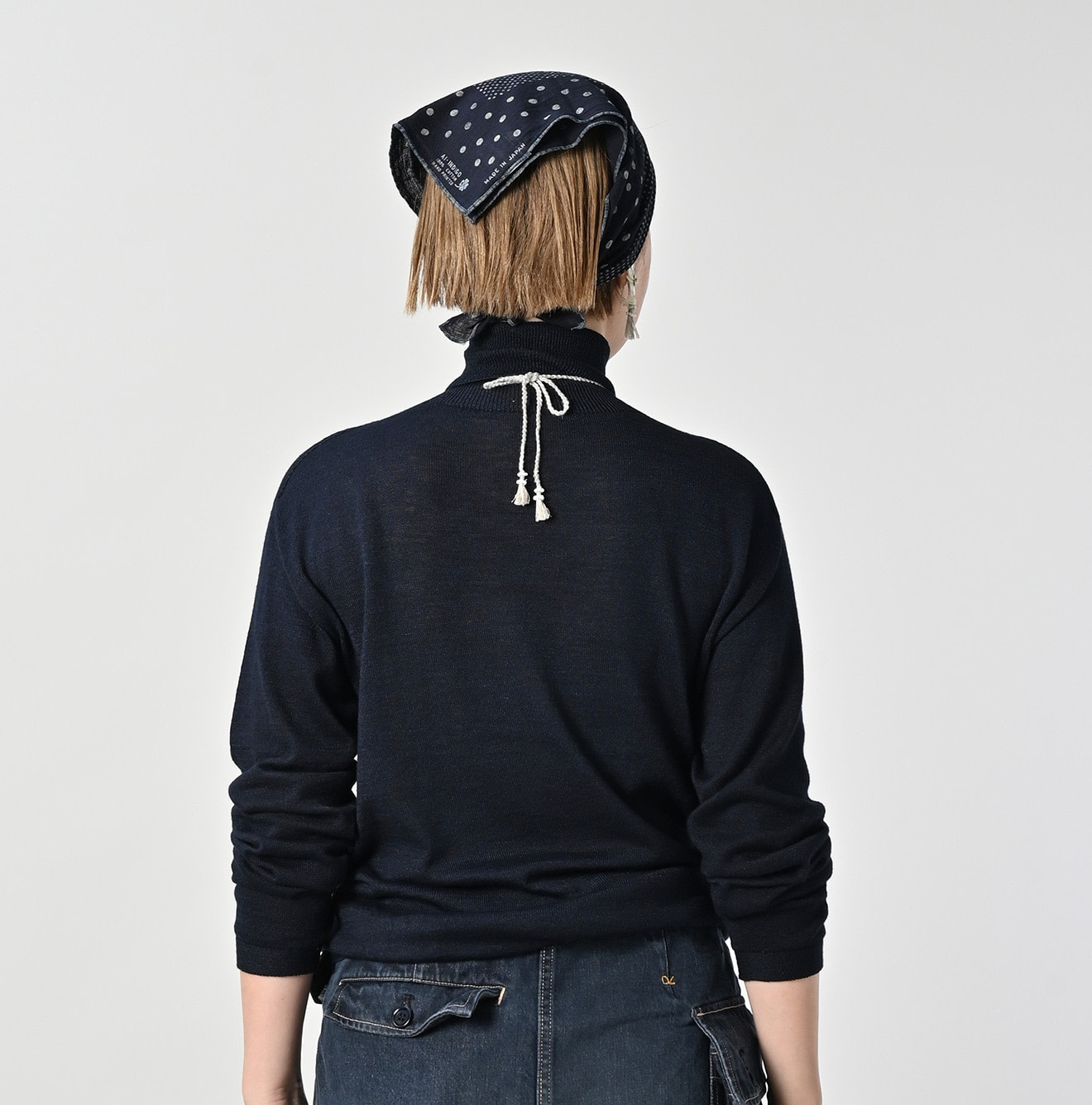 Indigo Whole Super Gauze 908 Turtle Neck Female Model