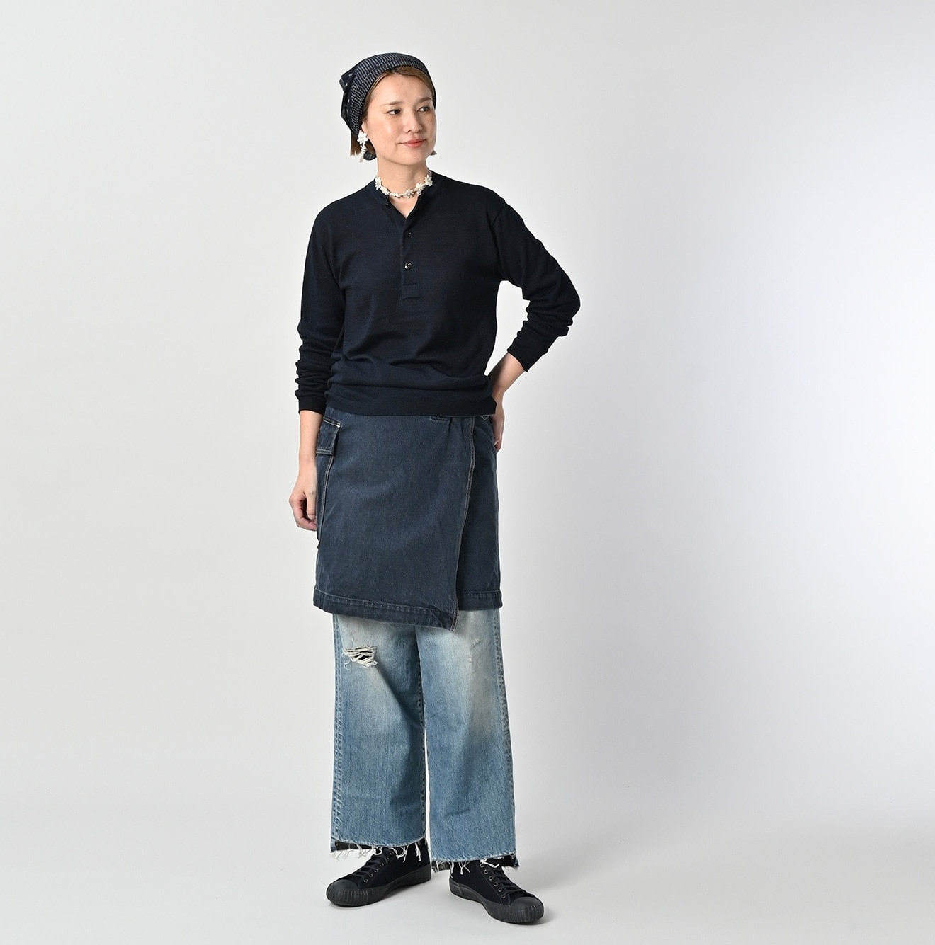 Indigo Whole Super Gauze 908 Henley Female Model