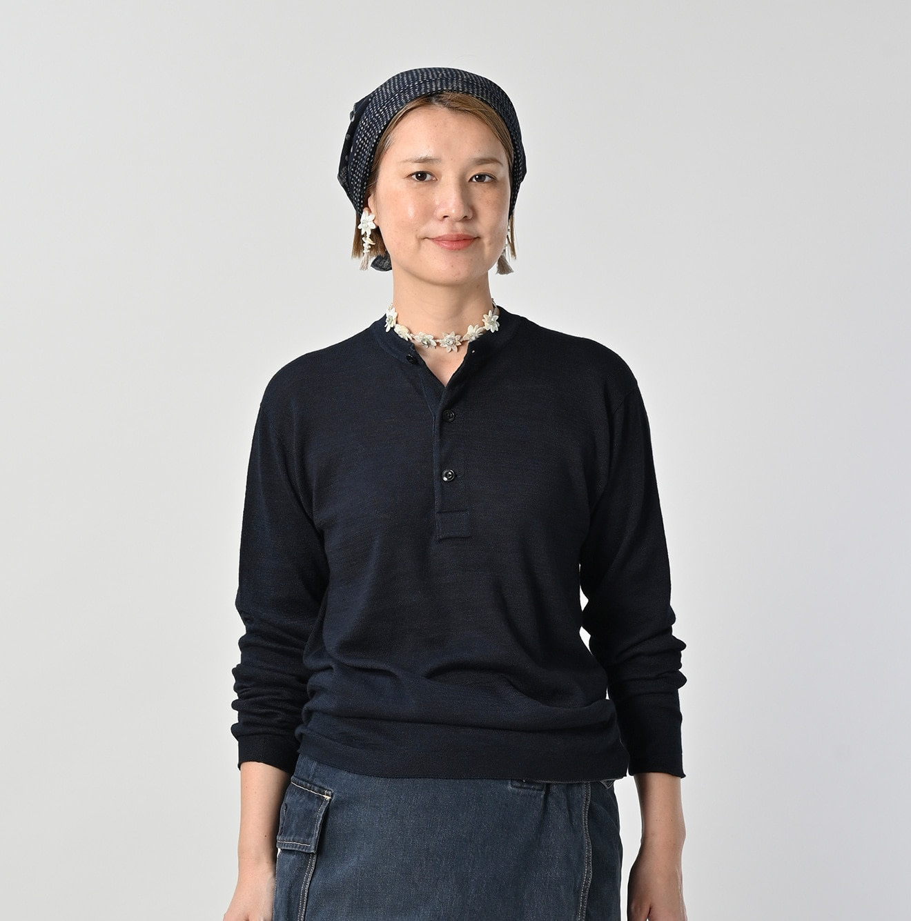 Indigo Whole Super Gauze 908 Henley Female Model