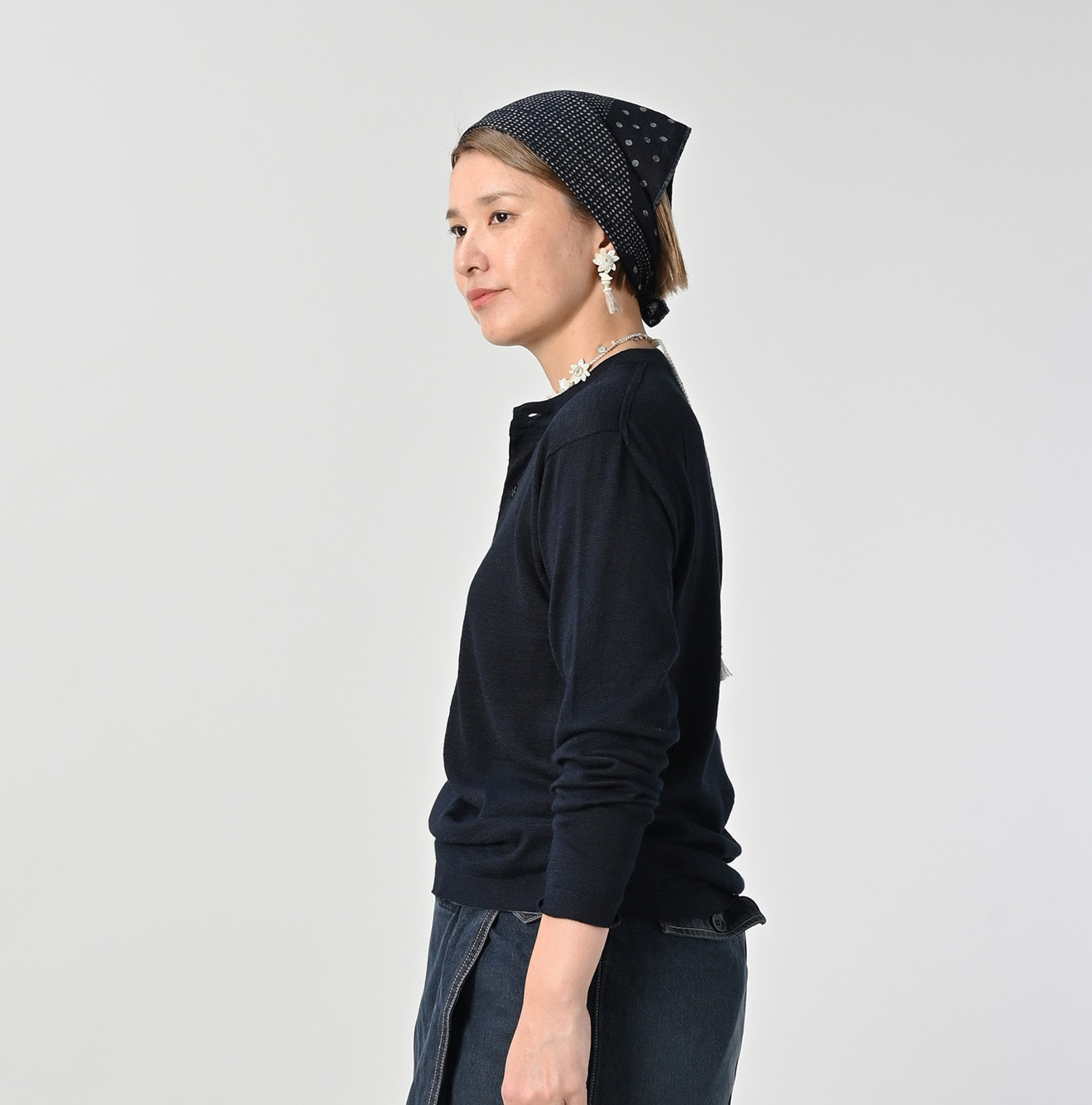 Indigo Whole Super Gauze 908 Henley Female Model