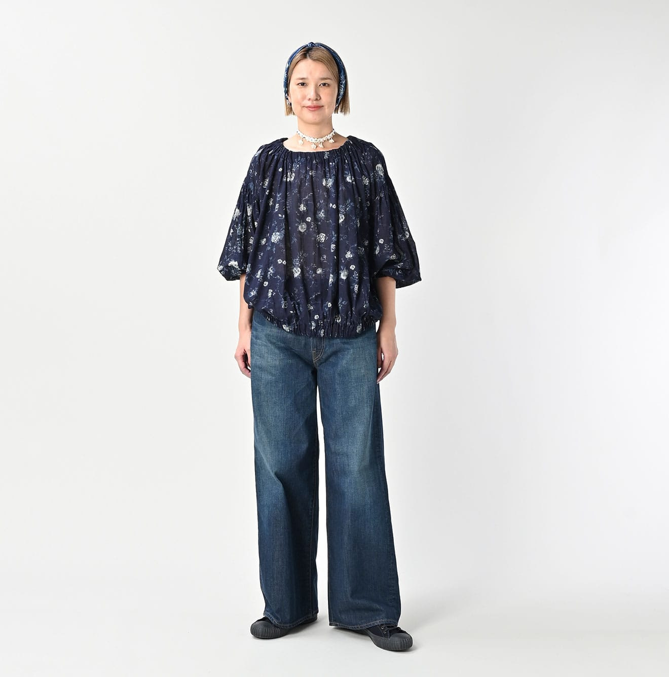 Indigo 45 Gauze Antique Flower Print Shirring Blouse Female Model