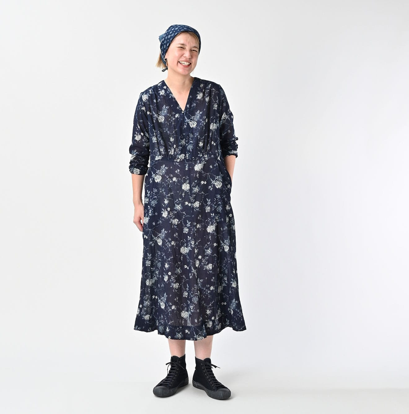 Indigo 45 Gauze Antique Flower Print Dress Female Model
