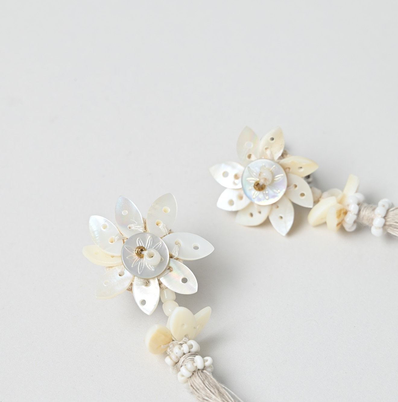 SUN Shell Flower Earrings Detail