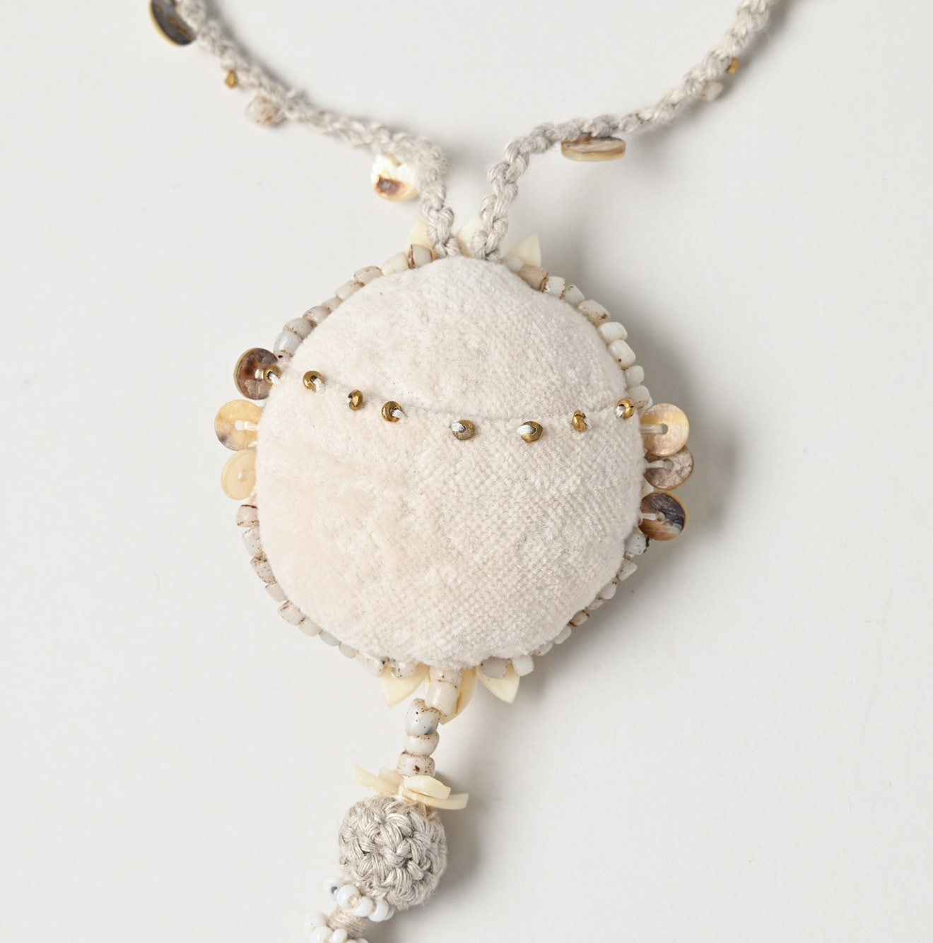 SUN Shell Flower Necklace Detail