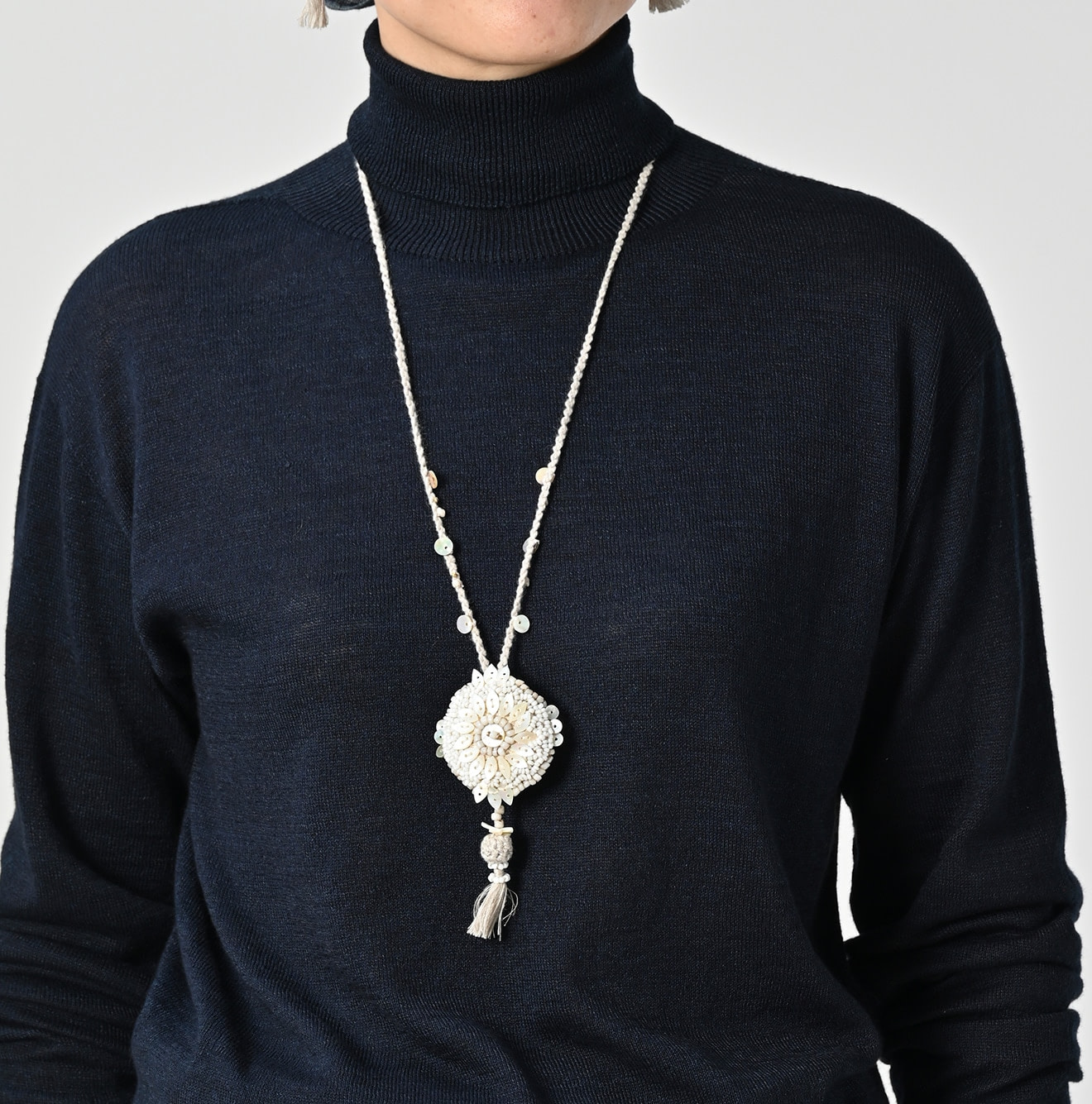 SUN Shell Flower Necklace Female Model