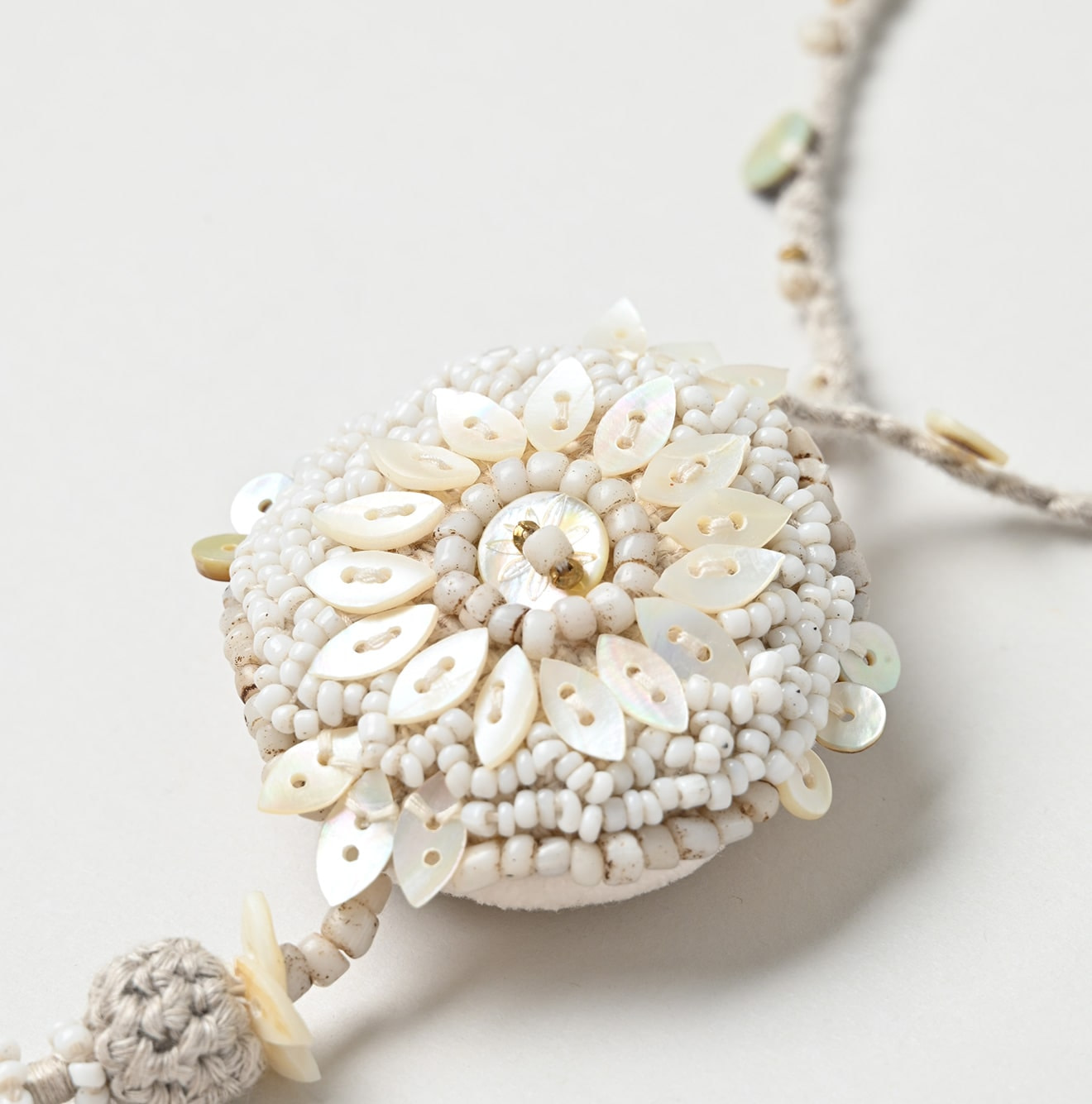 SUN Shell Flower Necklace Detail
