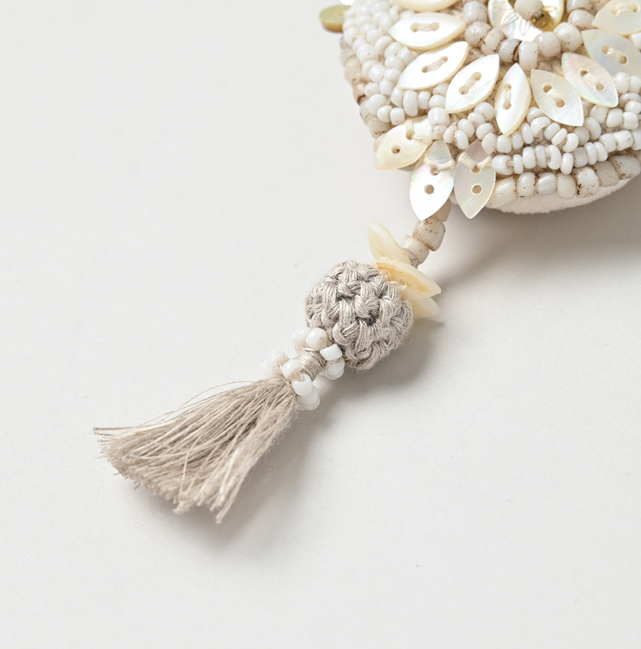 SUN Shell Flower Necklace Detail