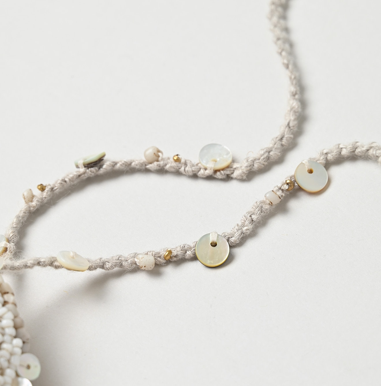SUN Shell Flower Necklace Detail