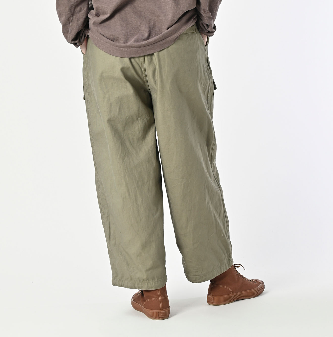 Back Satin 908 Tent Pants Female Model