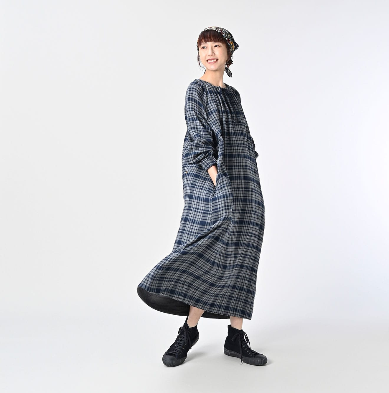 Indigo FuwaFuwa Double Woven Shirring Dress Female Model