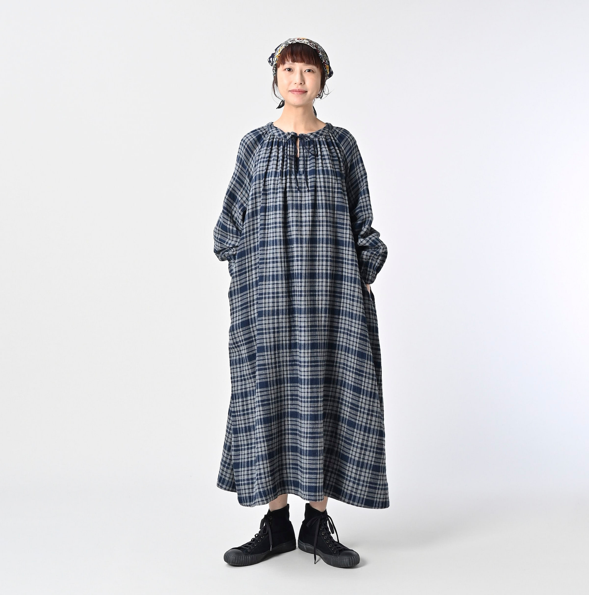 Indigo FuwaFuwa Double Woven Shirring Dress Female Model