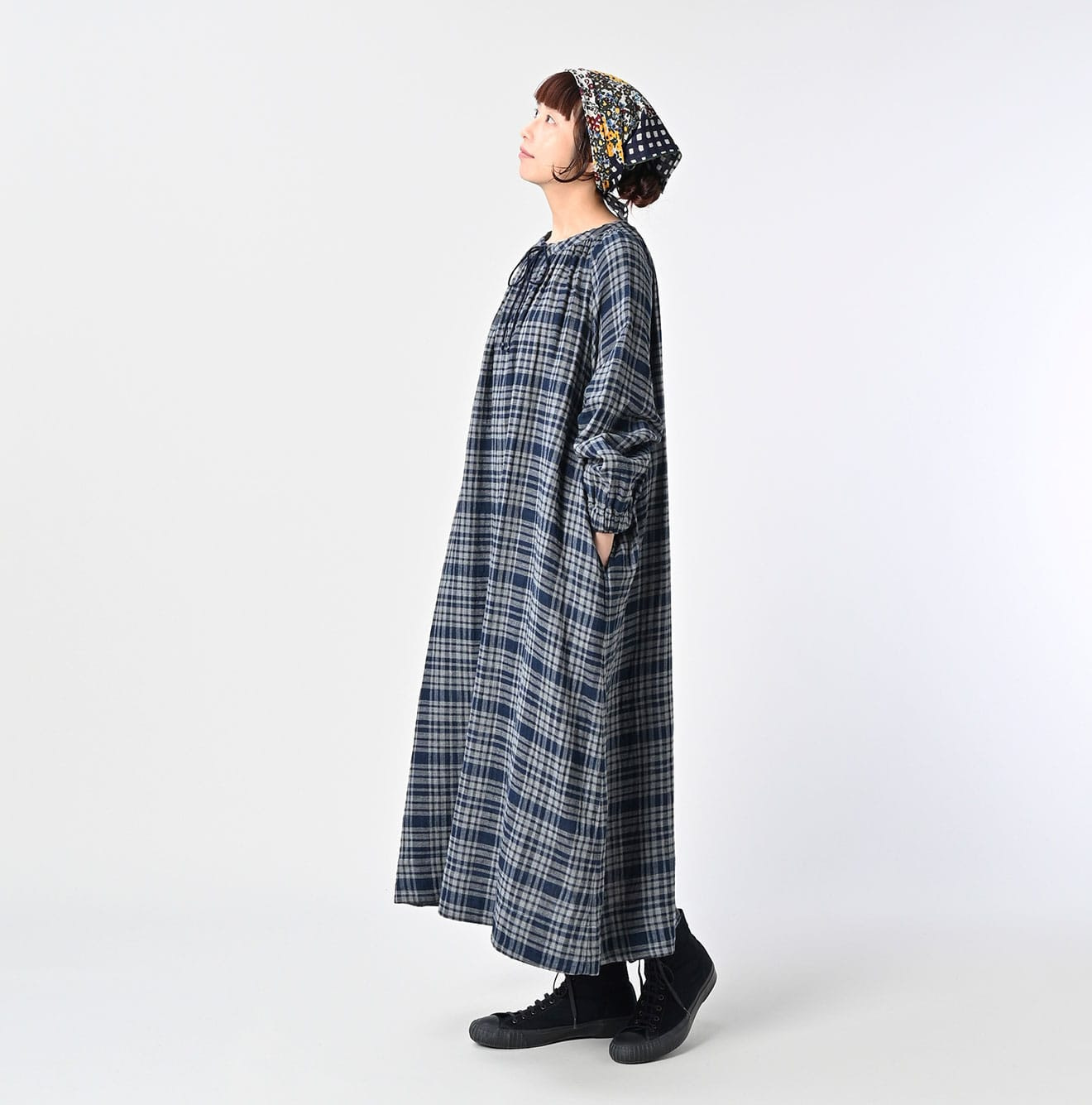 Indigo FuwaFuwa Double Woven Shirring Dress Female Model