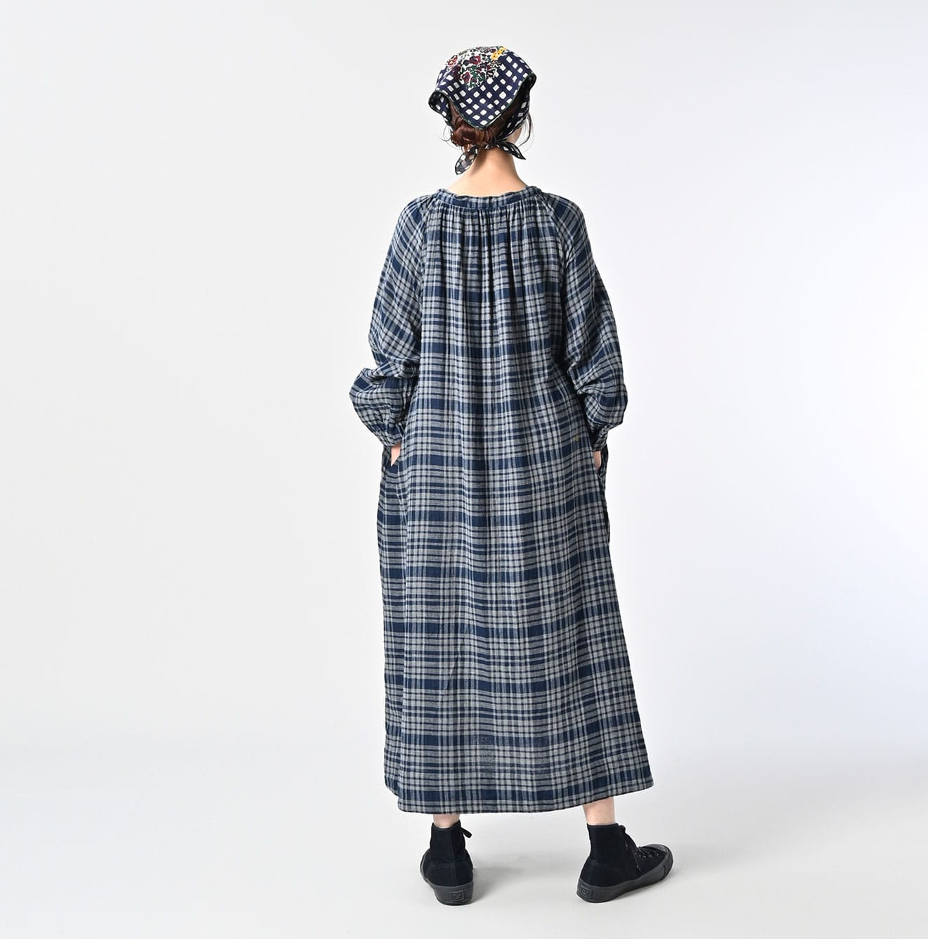 Indigo FuwaFuwa Double Woven Shirring Dress Female Model
