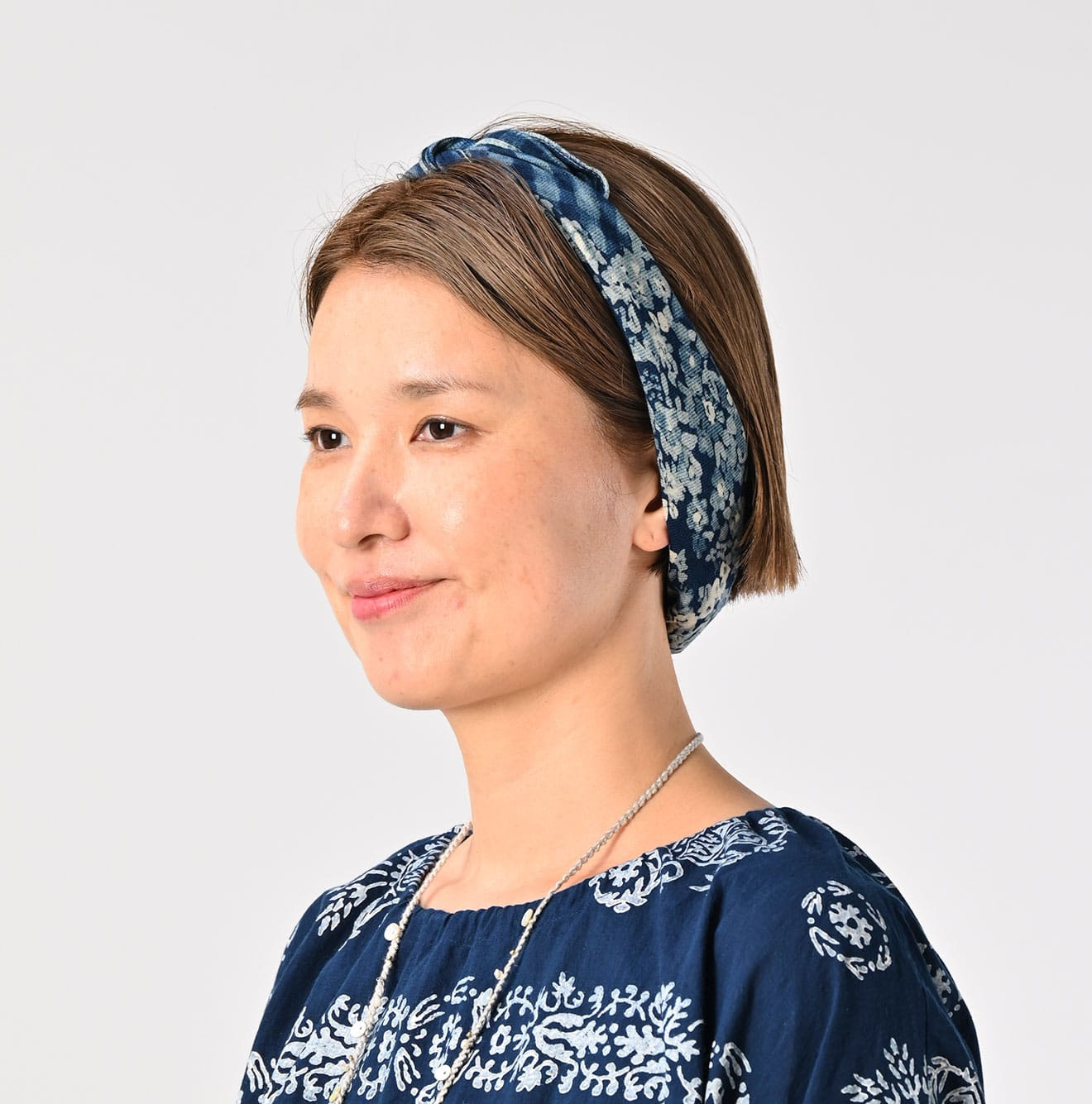 Indigo Supima Aya Gingham Check Flower Bandana Female Model