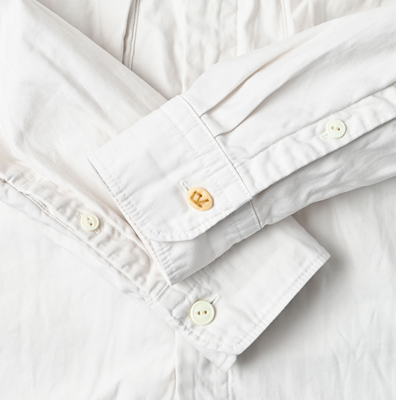 Thin Back Satin 908 Nîmes Shirt Detail