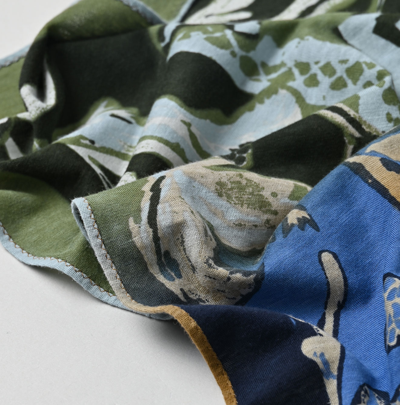 Tenjiku Wonderland Print Bandana Detail