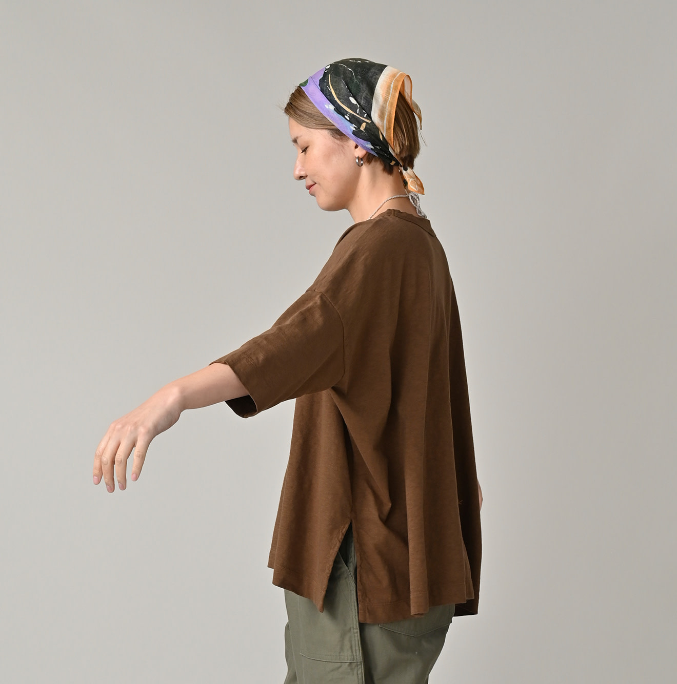 Tenjiku Big Slit T-shirt Female Model