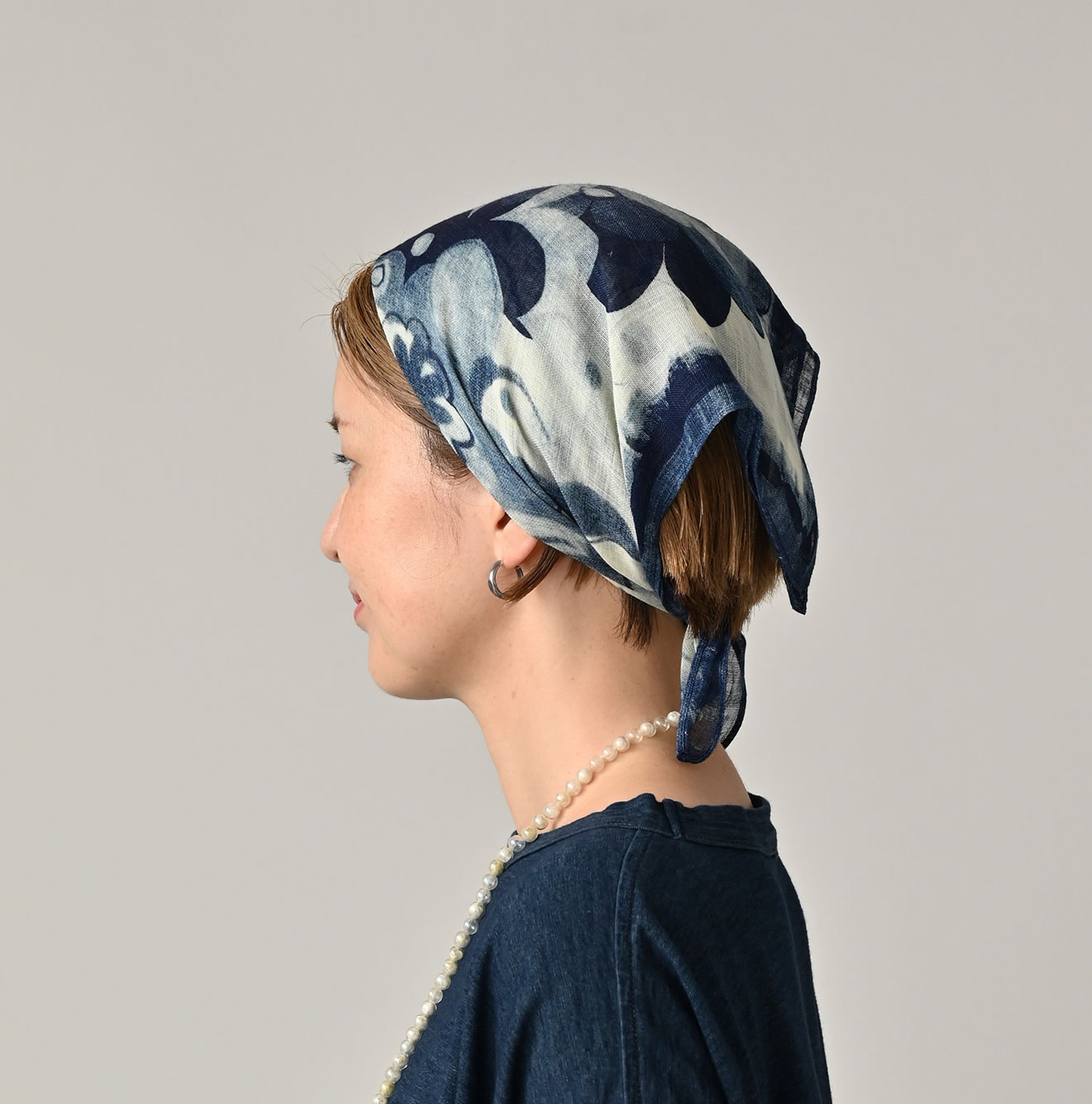 Indigo Gauze Aya Picture Book Bandana Female Model