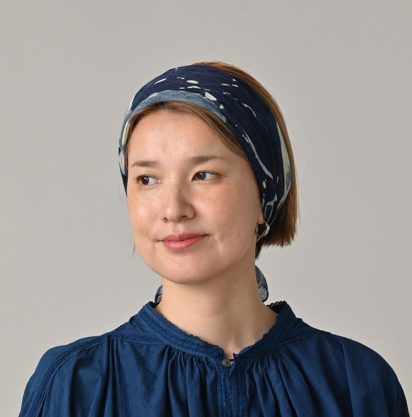 Indigo Gauze Aya Picture Book Bandana Female Model