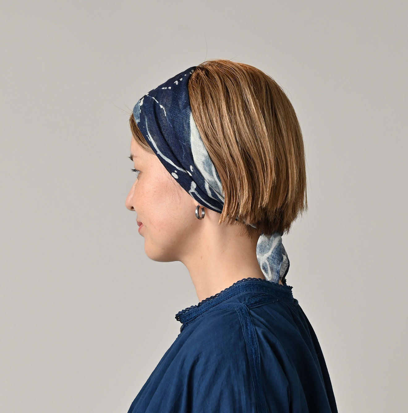 Indigo Gauze Aya Picture Book Bandana Female Model