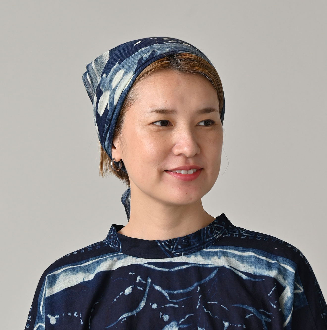 Indigo Gauze Aya Picture Book Bandana Female Model