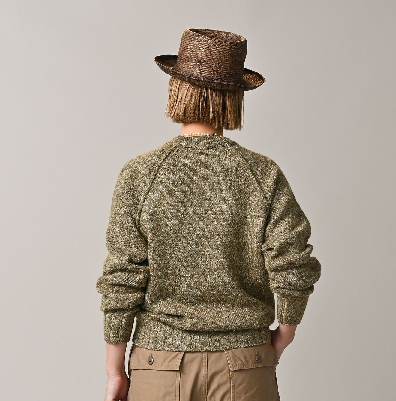 Cashmere Linen Raglan Sleeve Sweatshirt MEN Female Model