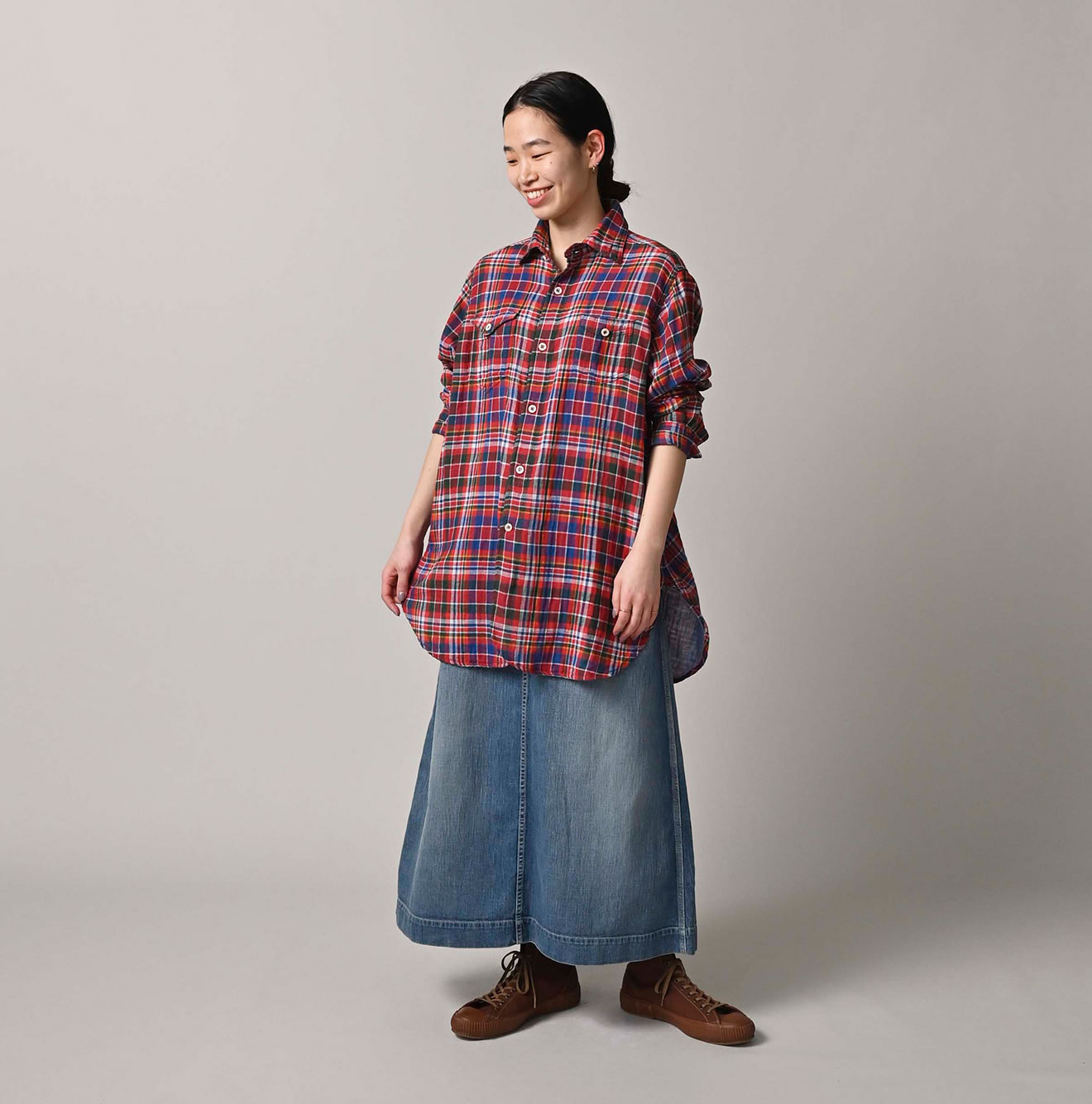 Gauze Double Woven 908 Gatcha-Pocket Shirt Female Model