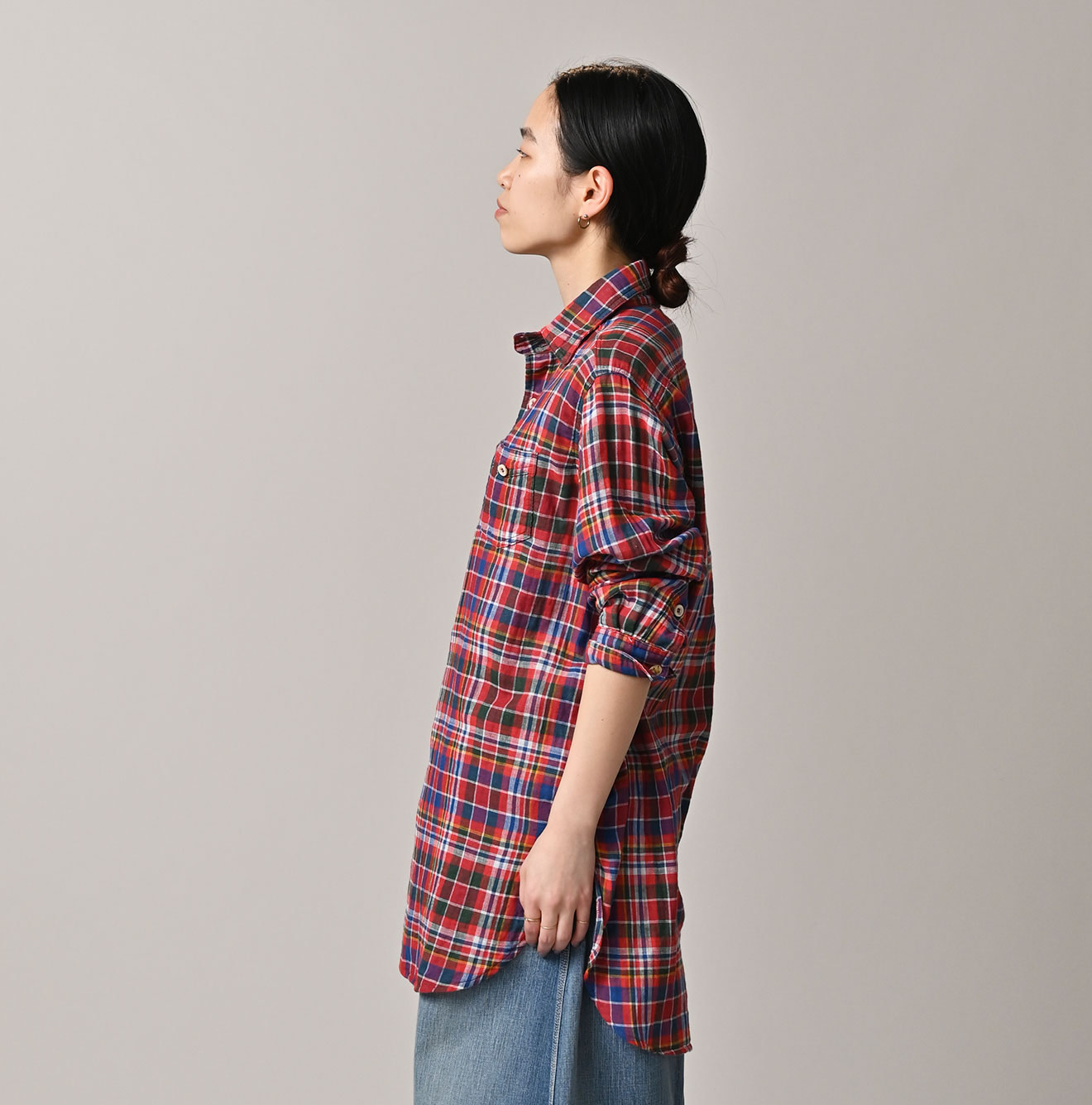 Gauze Double Woven 908 Gatcha-Pocket Shirt Female Model