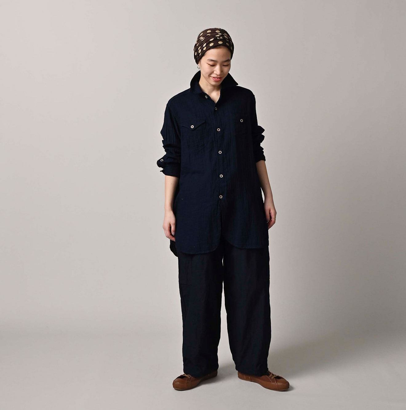 Indigo Gauze Double Woven 908 Gatcha-Pocket Shirt Female Model