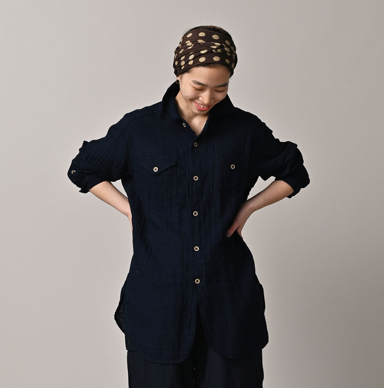 Indigo Gauze Double Woven 908 Gatcha-Pocket Shirt Female Model